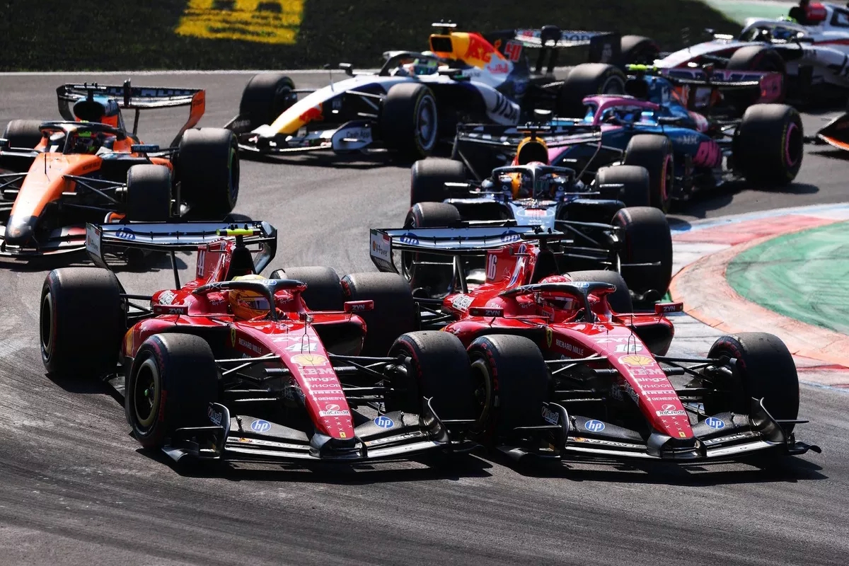 Dos Ferrari compitiendo lado a lado en una carrera de Fórmula 1