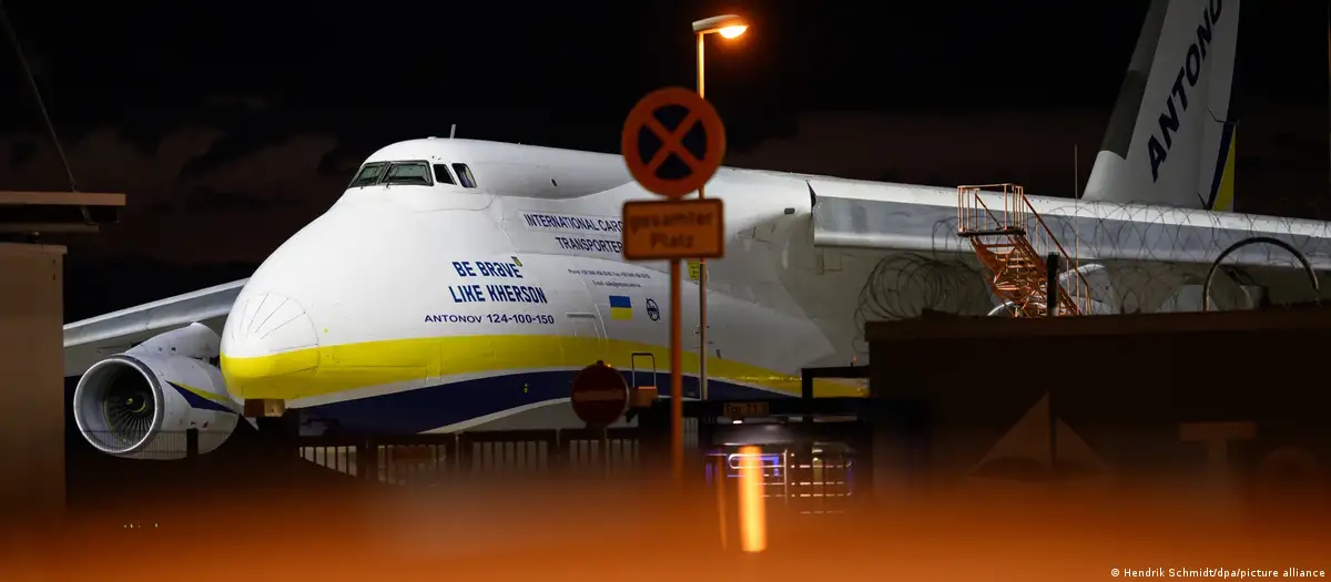 Avión Antonov en el aeropuerto de Berlín
