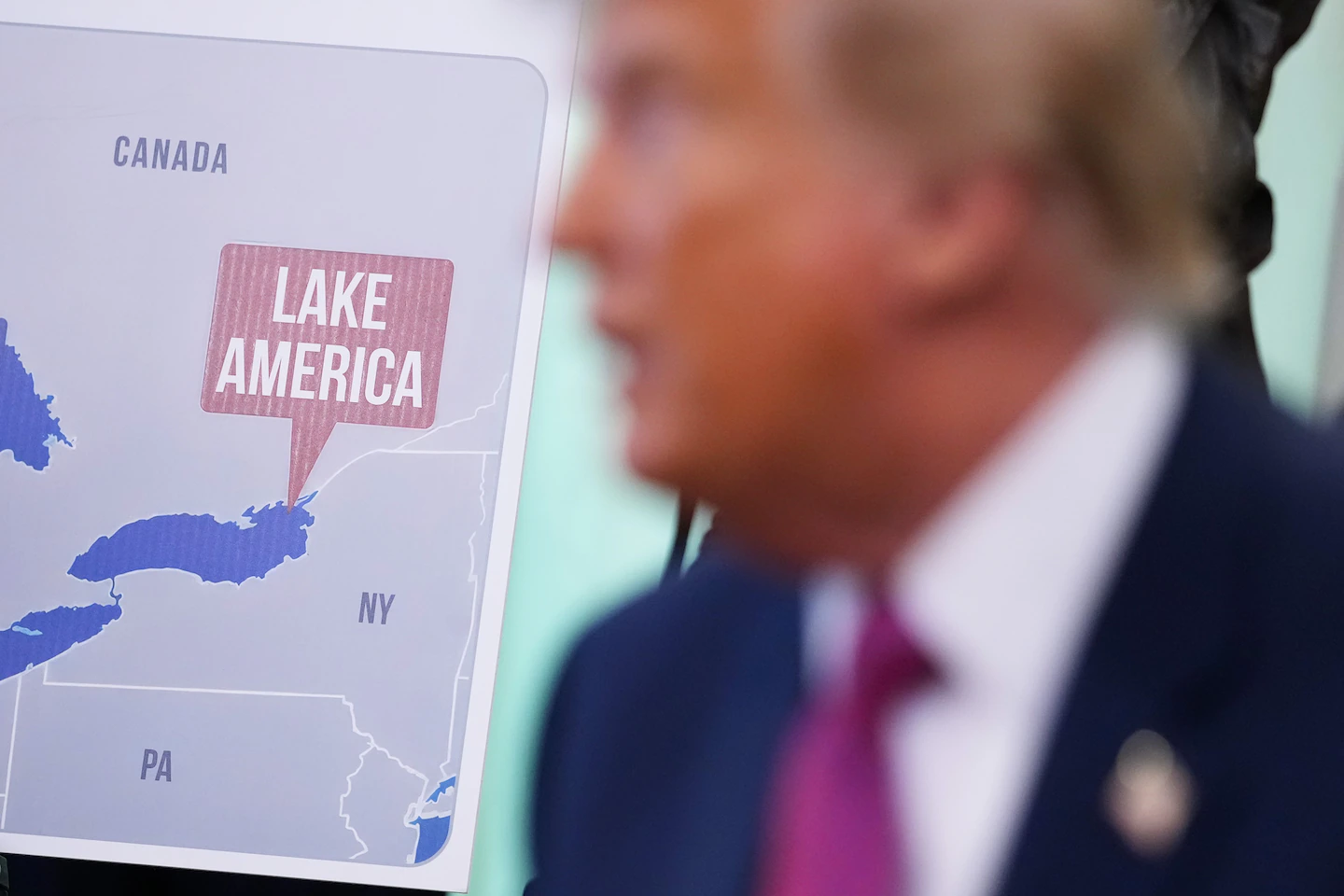 Donald Trump delante de un mapa que renombra el Golfo de México como "Lake América"