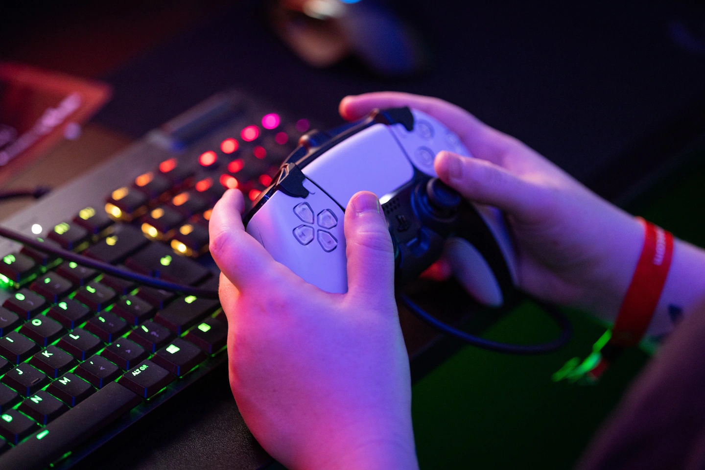 Una persona manejando un control de video juegos. Se ven solo sus manos